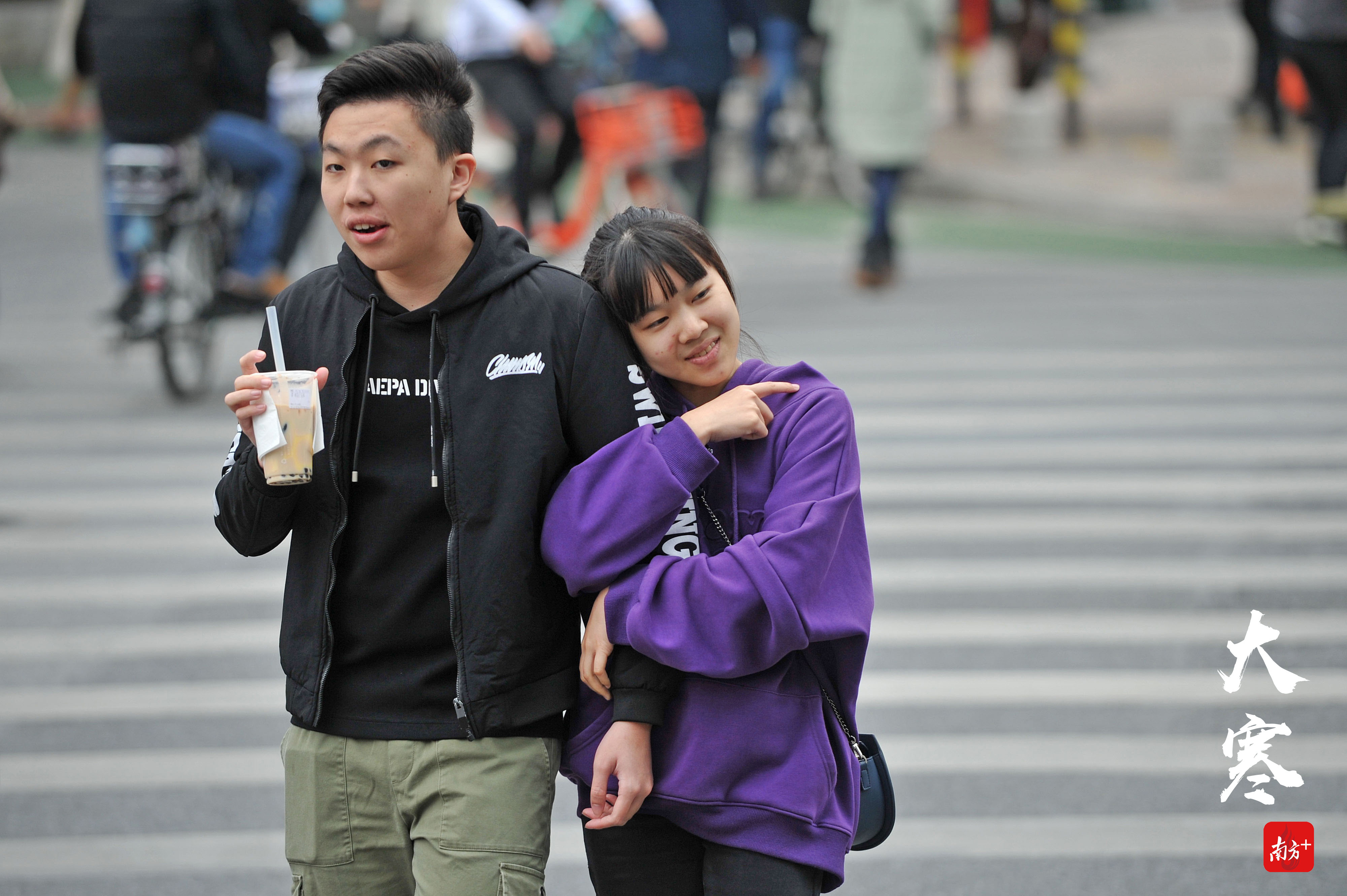 佛山街头,情侣们依偎在一起相互取暖.【摄影】戴嘉信