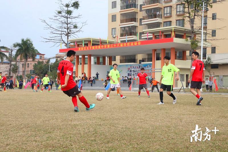 太平镇第七届“盛世贺岁杯”足球赛决赛在太平镇初级中学。贺欢摄