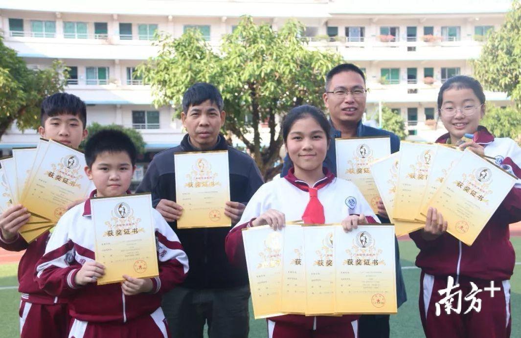 佛冈县四小“悦翔”航模社团4名成员在省航空航天模型锦标赛勇夺多项一等奖。 佛冈县四小“悦翔”航模社团4名成员在省航空航天模型锦标赛勇夺多项一等奖。