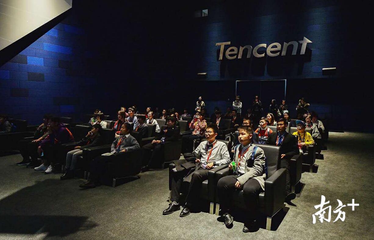 参与小会的青少年们