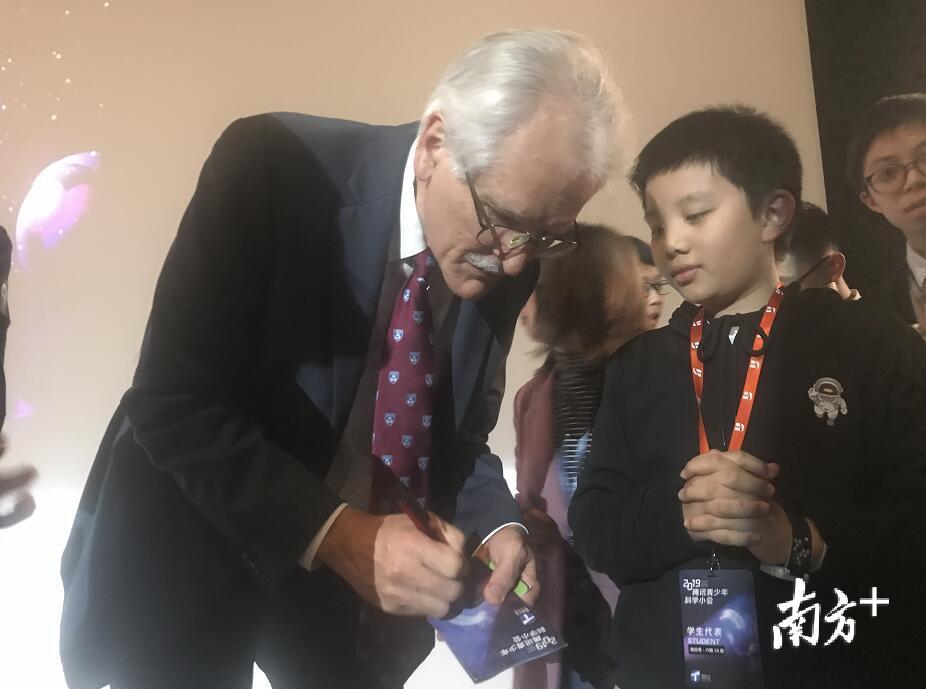 被誉为“世界上最懂睡眠的医学家查尔斯·采斯勒与一位“问号少年”互动