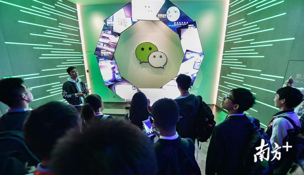 参与小会的青少年们