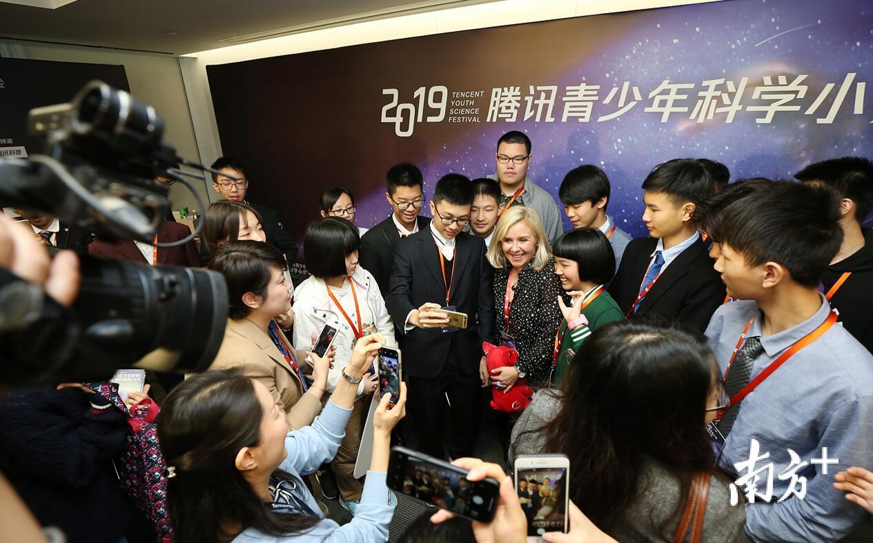 学生互动Lucy Hawking