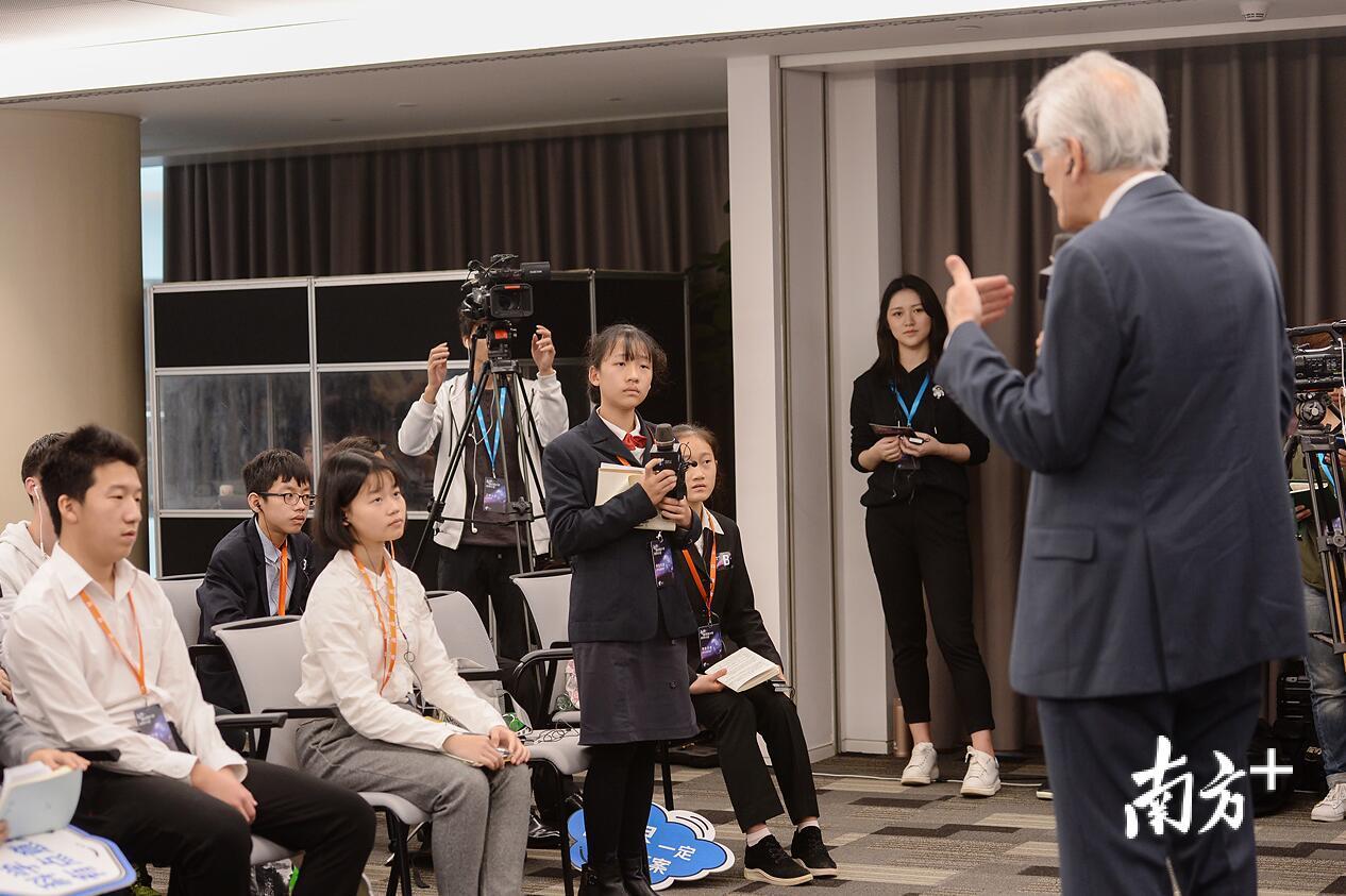 查尔斯·采斯勒被誉为“世界上最懂睡眠的医学家”，他在小会上与学生们互动