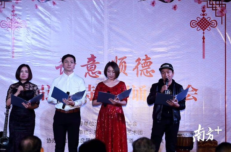 本次活动以诗歌朗诵为主线。