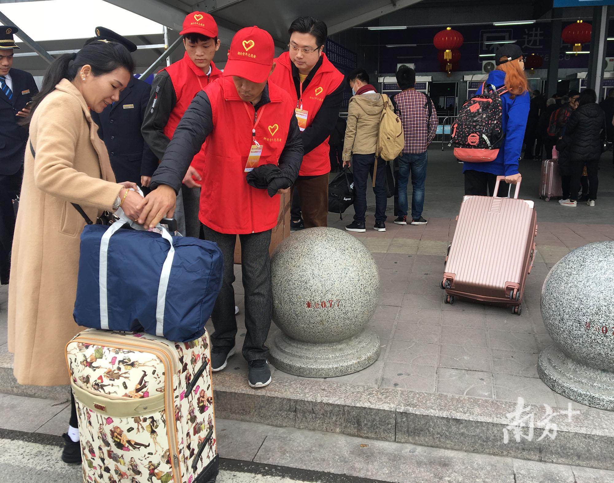 1月21日，高铁潮汕站，志愿者们为有需要的旅客提供志愿服务。