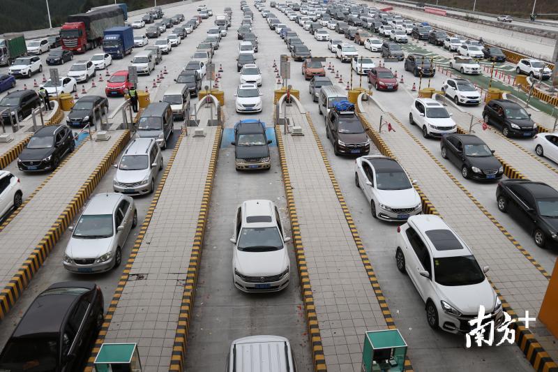 武深高速粤湘省界路段首现春运返乡车流小高峰
