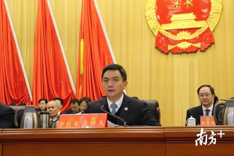 韶关市委书记、市人大常委会党组书记李红军主持会议。潘俊宇 摄