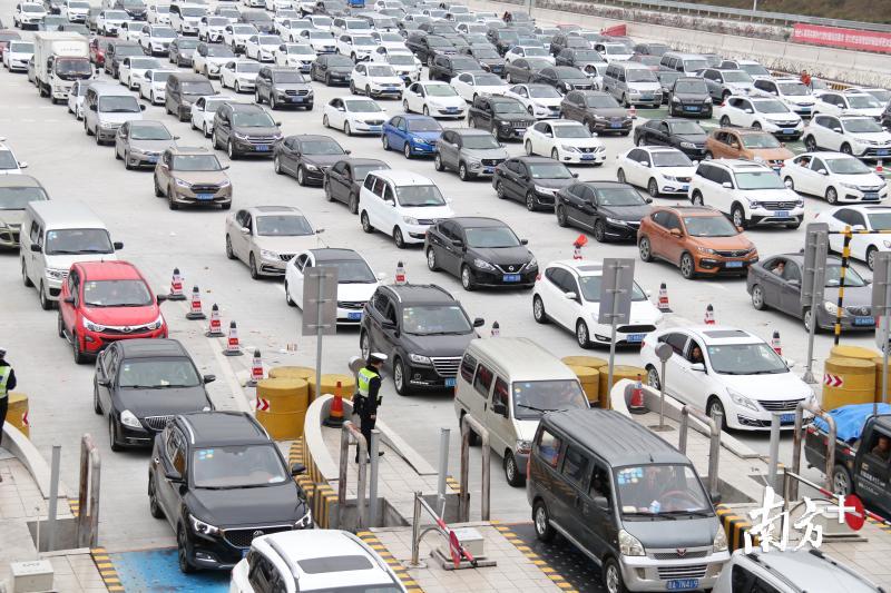 武深高速粤湘省界路段首现春运返乡车流小高峰