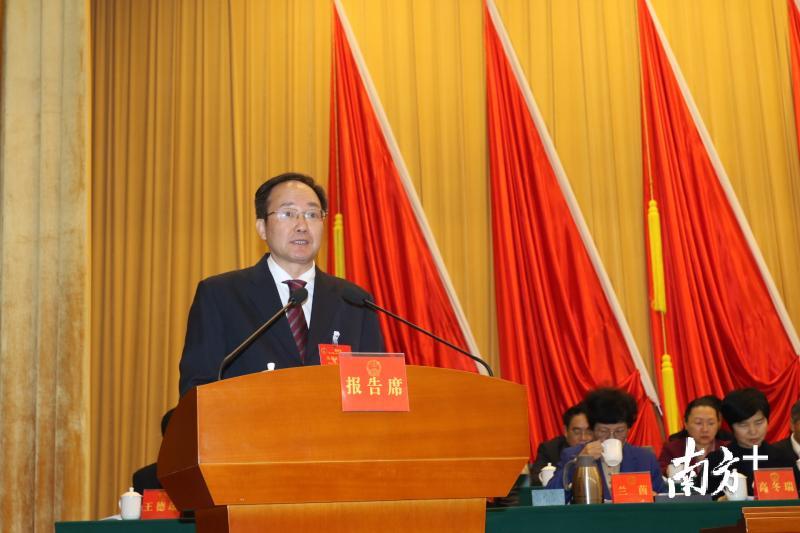 韶关市长殷焕明作政府工作报告。 潘俊宇 摄