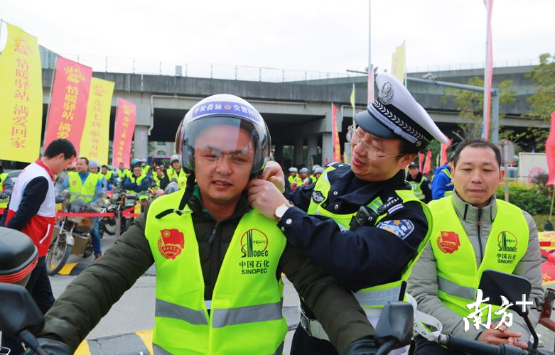 春运期间，顺德交警大队每天设置11个春运执勤服务点。通讯员供图