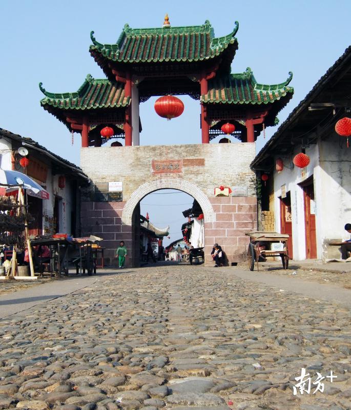 珠玑古巷南门楼。李子亮 摄