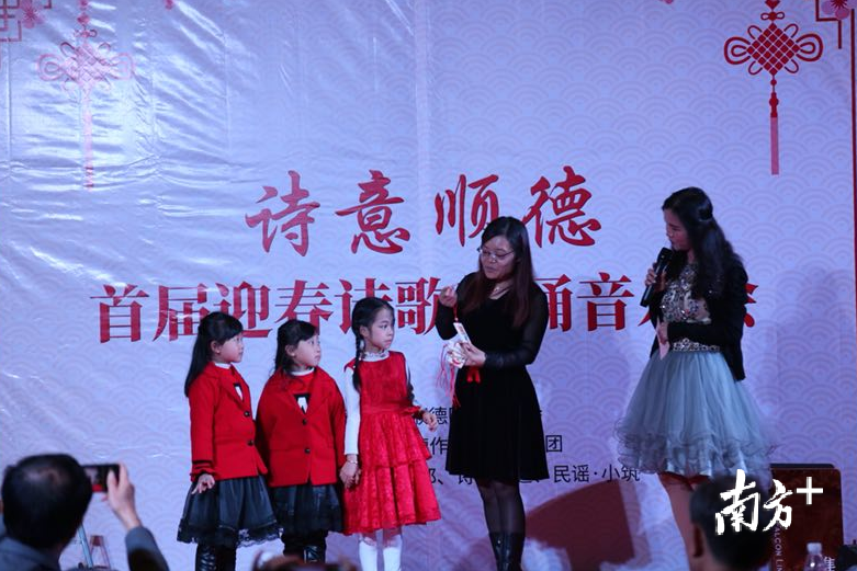 小朋友也参与到此次诗歌朗诵音乐会中，感受顺德原创文化魅力。
