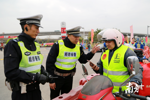 春运首日，佛山顺德交警护航温暖回家路。通讯员供图