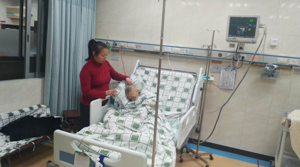 护工正在为欧婆婆提供陪护服务。受访者供图 护工正在为欧婆婆提供陪护服务。受访者供图