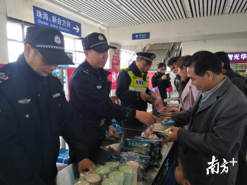 容桂派出所民警走进容桂轻轨站开展防范宣传。林孙宏供图 容桂派出所民警走进容桂轻轨站开展防范宣传。林孙宏供图