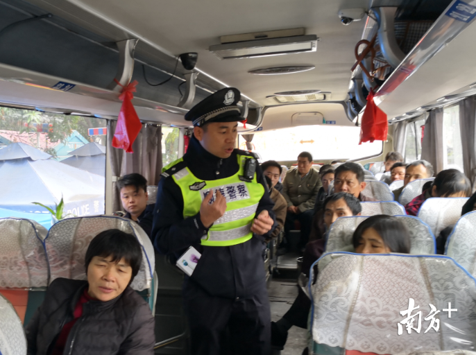 禁毒民警在摊点及登上大巴车厢讲解毒品知识。 林孙宏供图 禁毒民警在摊点及登上大巴车厢讲解毒品知识。 林孙宏供图