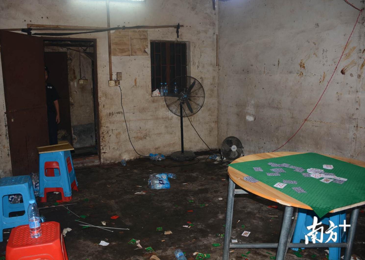 赌博现场十分脏乱。
