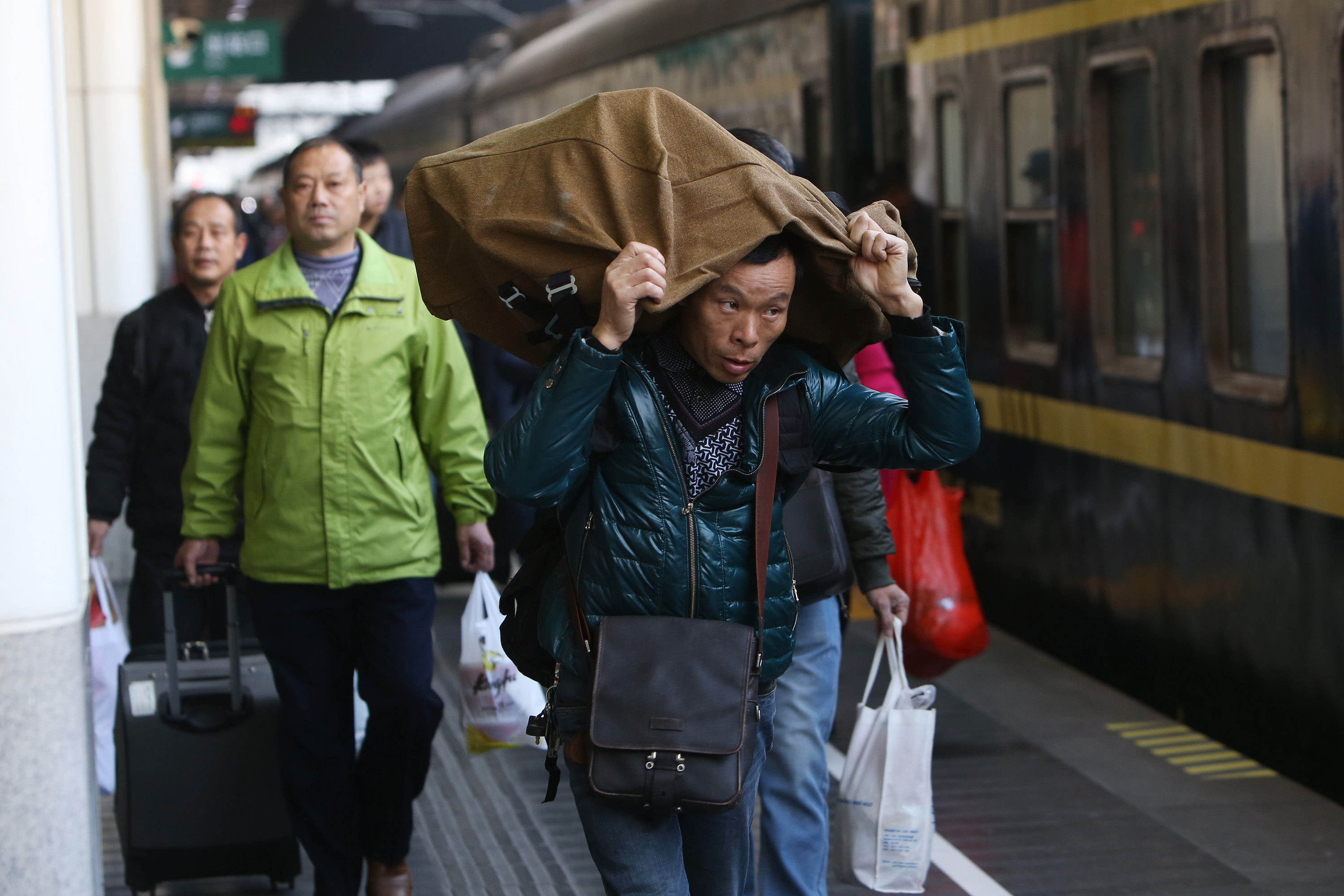 深圳火车站加开外来工专列