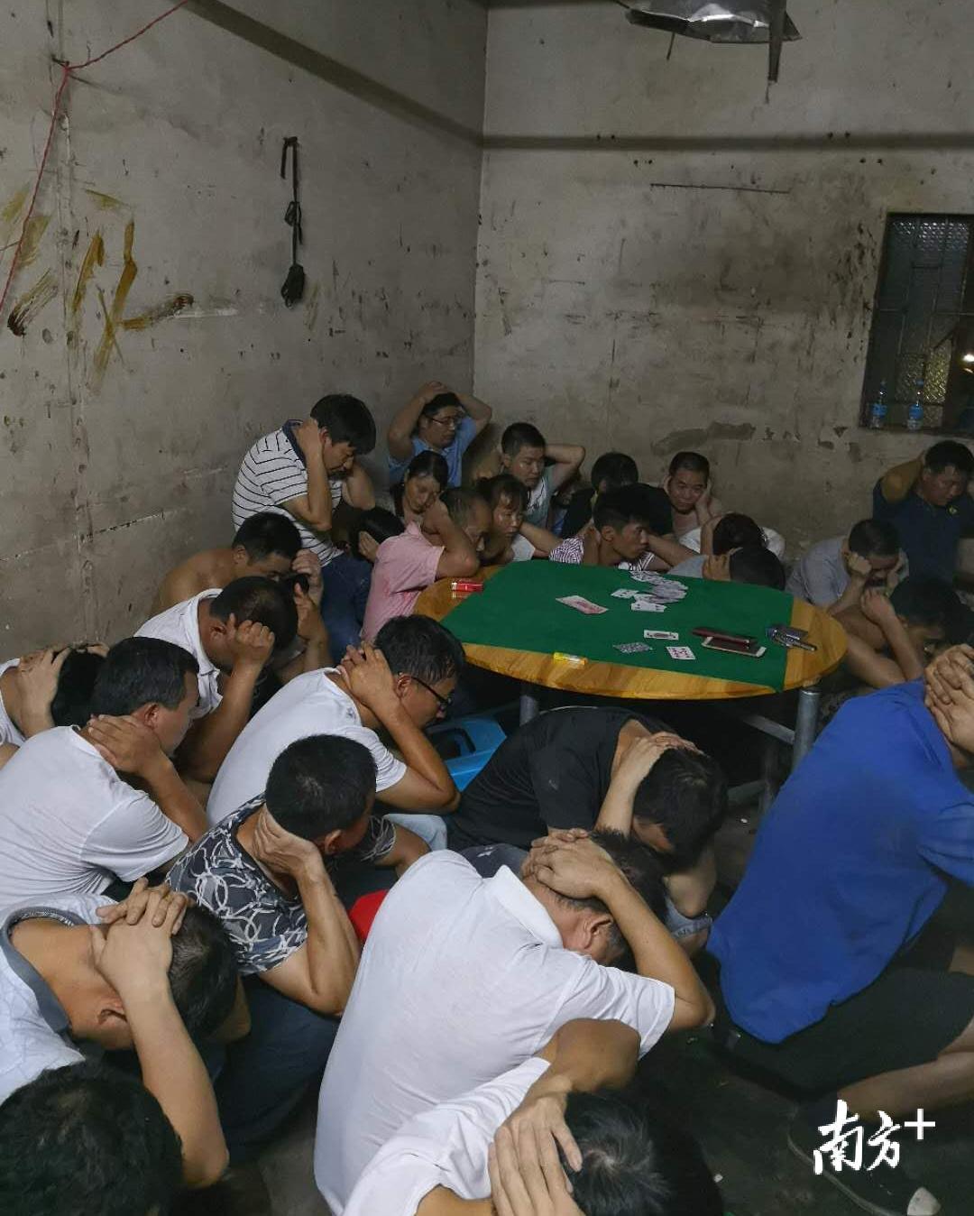 警方在黄江与大朗交界处一瓦房内将正在赌博的33名违法犯罪嫌疑人成功抓获