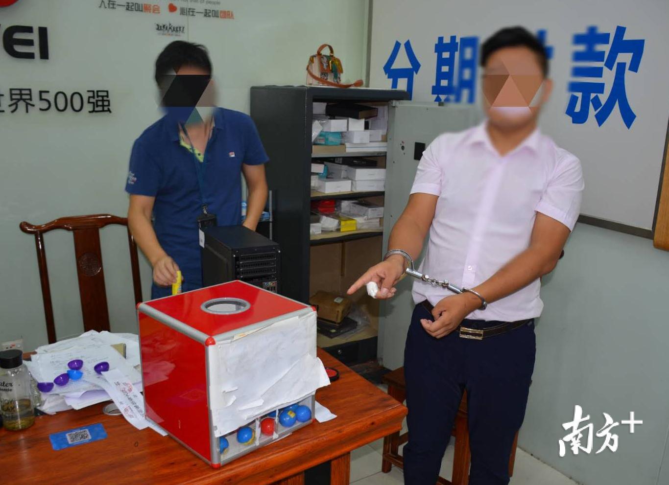 犯罪嫌疑人指认作案工具。