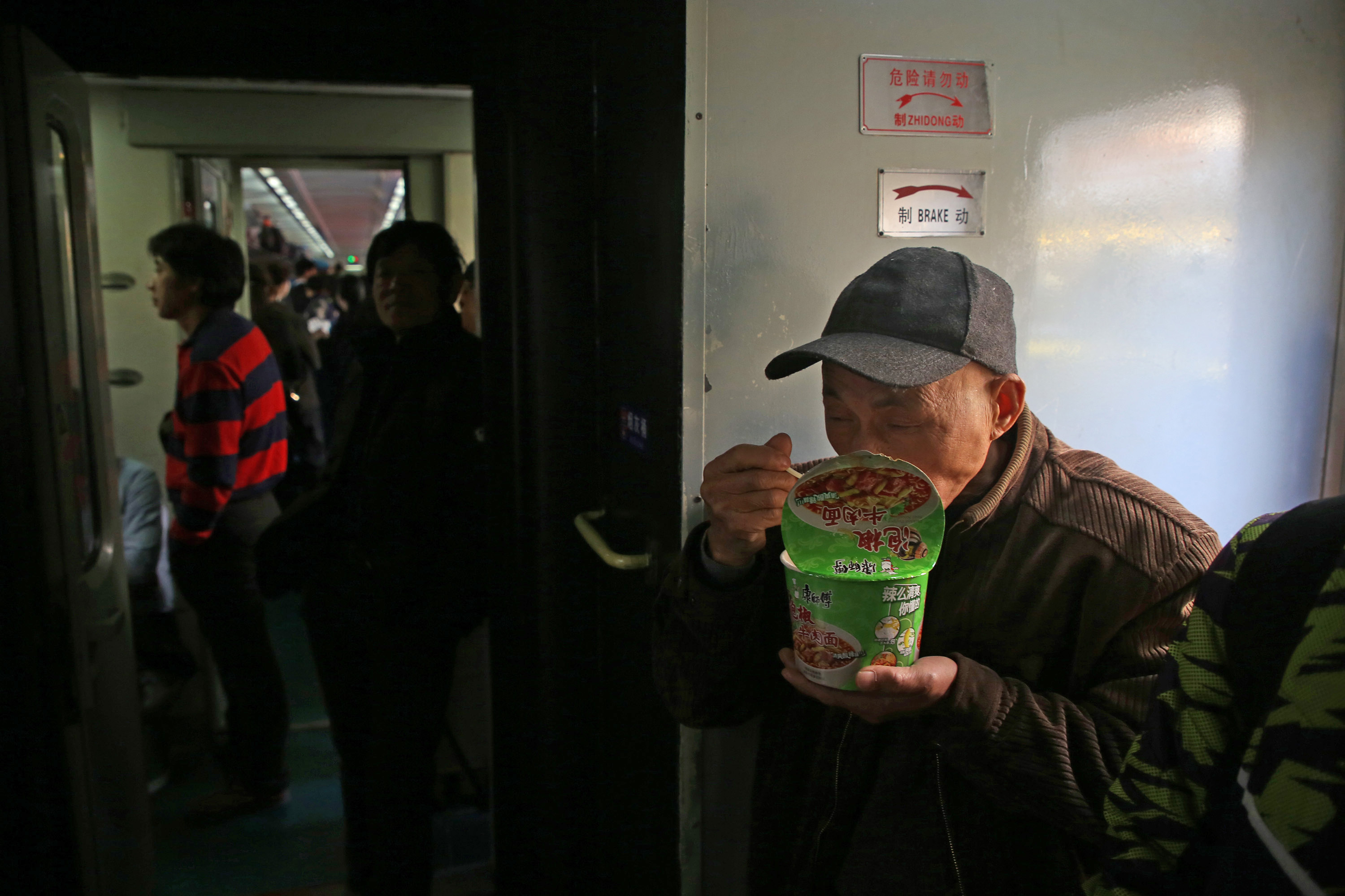 深圳火车站加开外来工专列