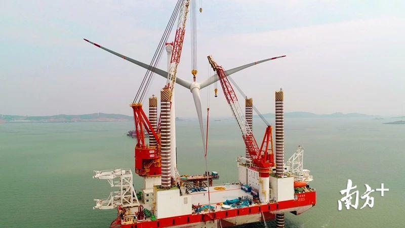 2018年4月,全球风轮直径最大抗台风型风电机组明阳智能MySE5.5-155机型顺利完成吊装。 2018年4月,全球风轮直径最大抗台风型风电机组明阳智能MySE5.5-155机型顺利完成吊装。