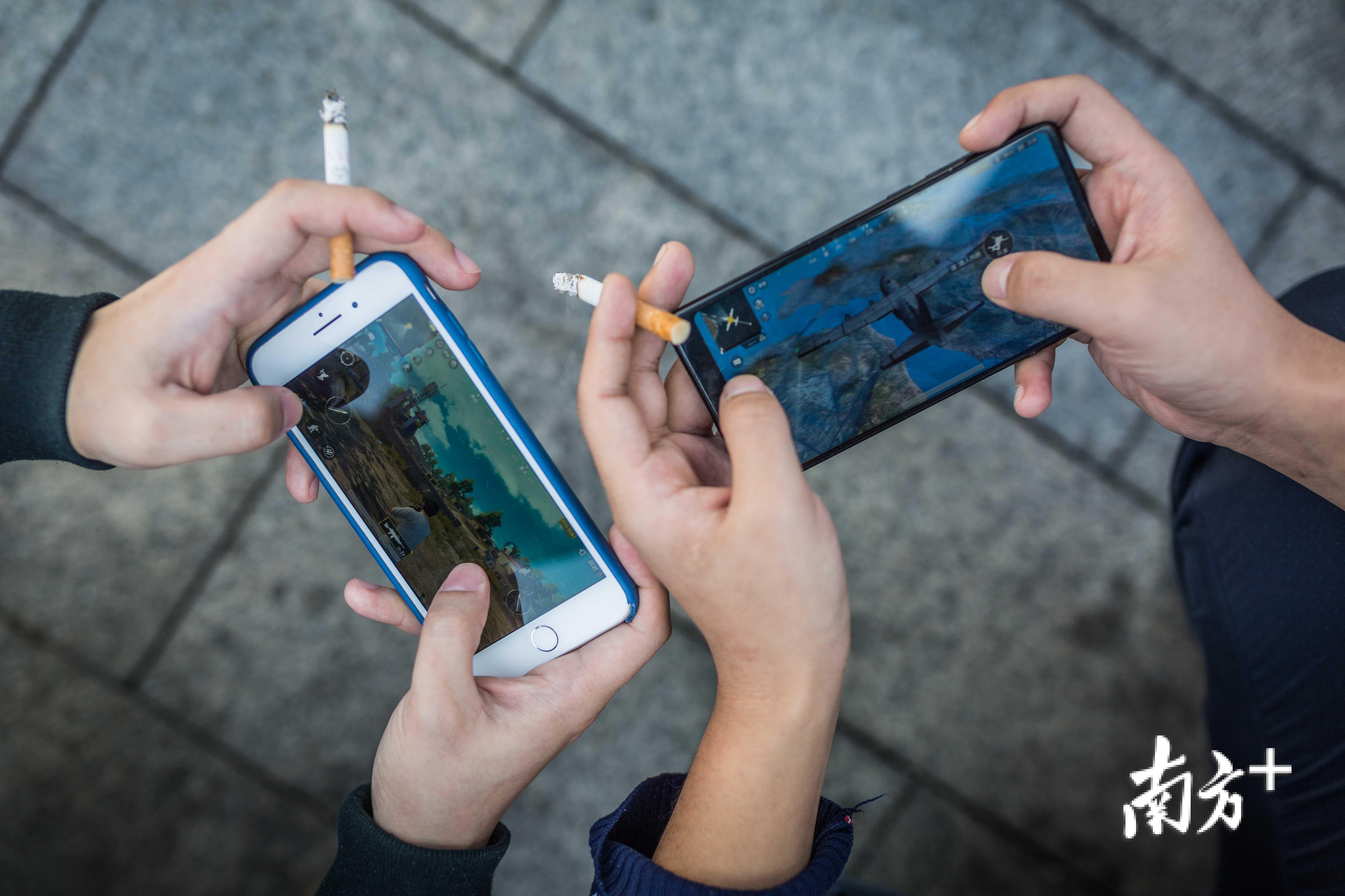 过去的一年里手游盛行，自然也成为乘客们候车时的一项消遣。