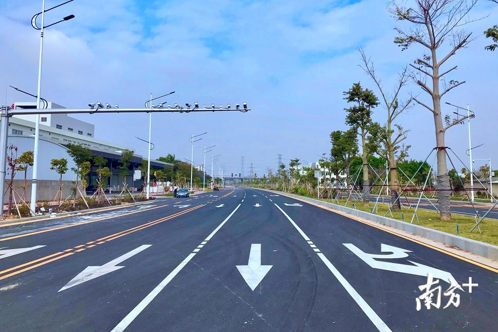 去年以来,汕头改造升级了一批城区道路,改善交通环境.杨立轩 摄