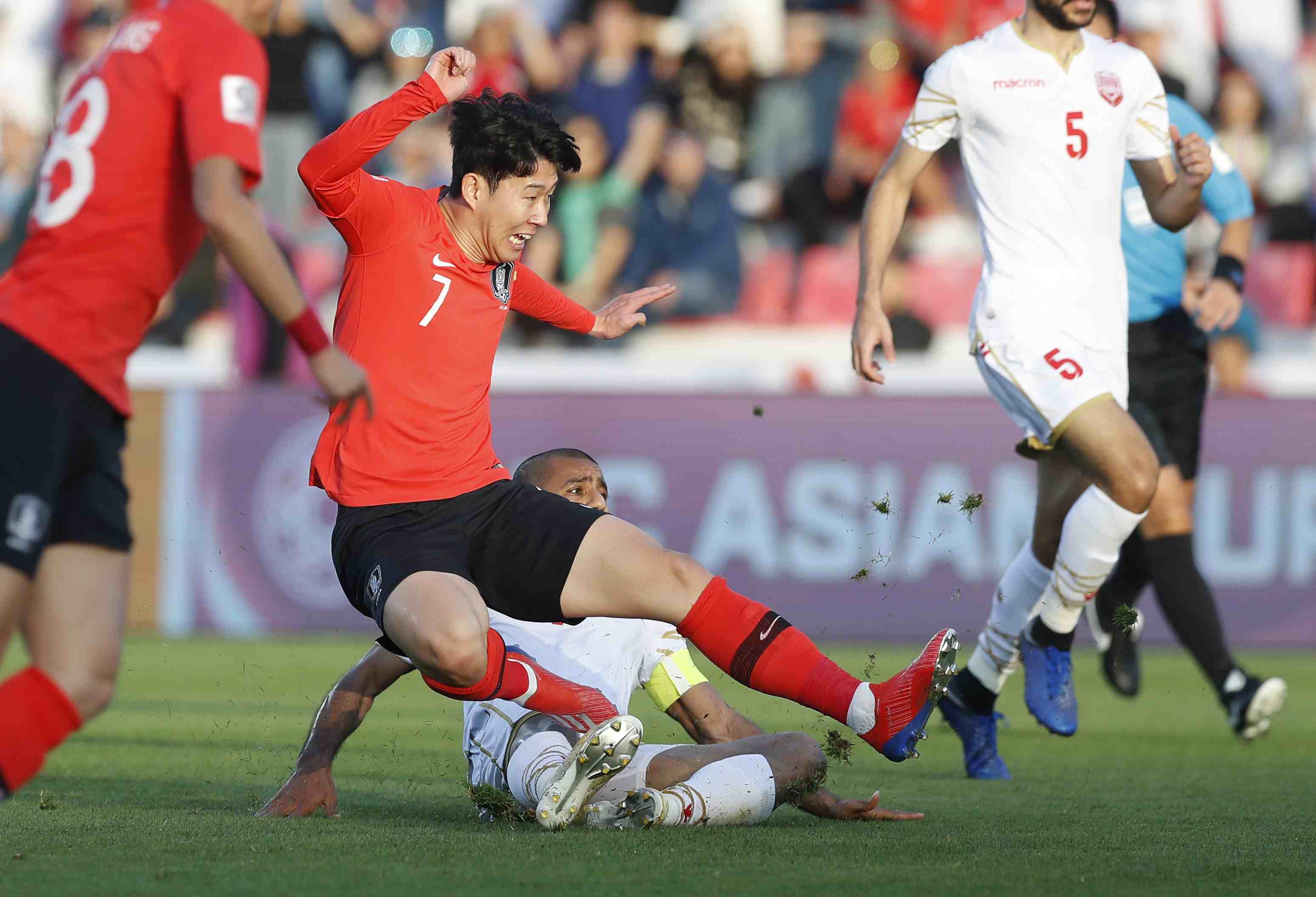 还在可惜国足小组赛输韩国？“太极虎”加时苦战险胜巴林进8强_南方plus_南方+