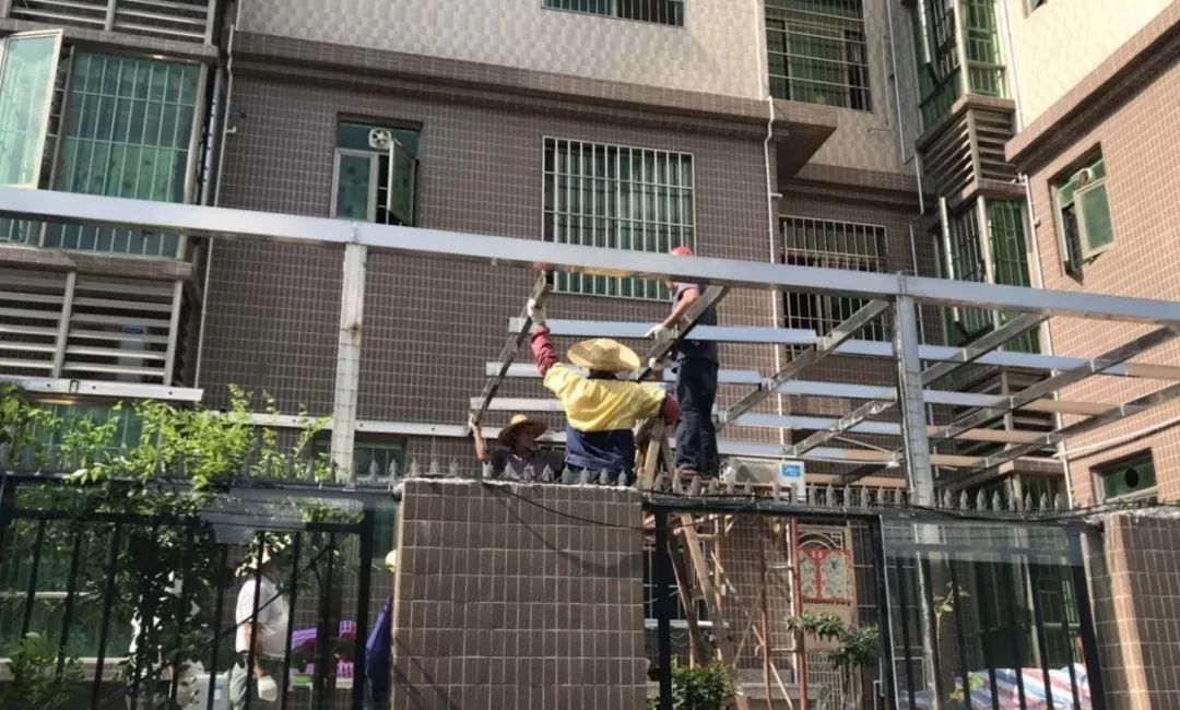 金田花园的两处违建光棚被依法拆除
