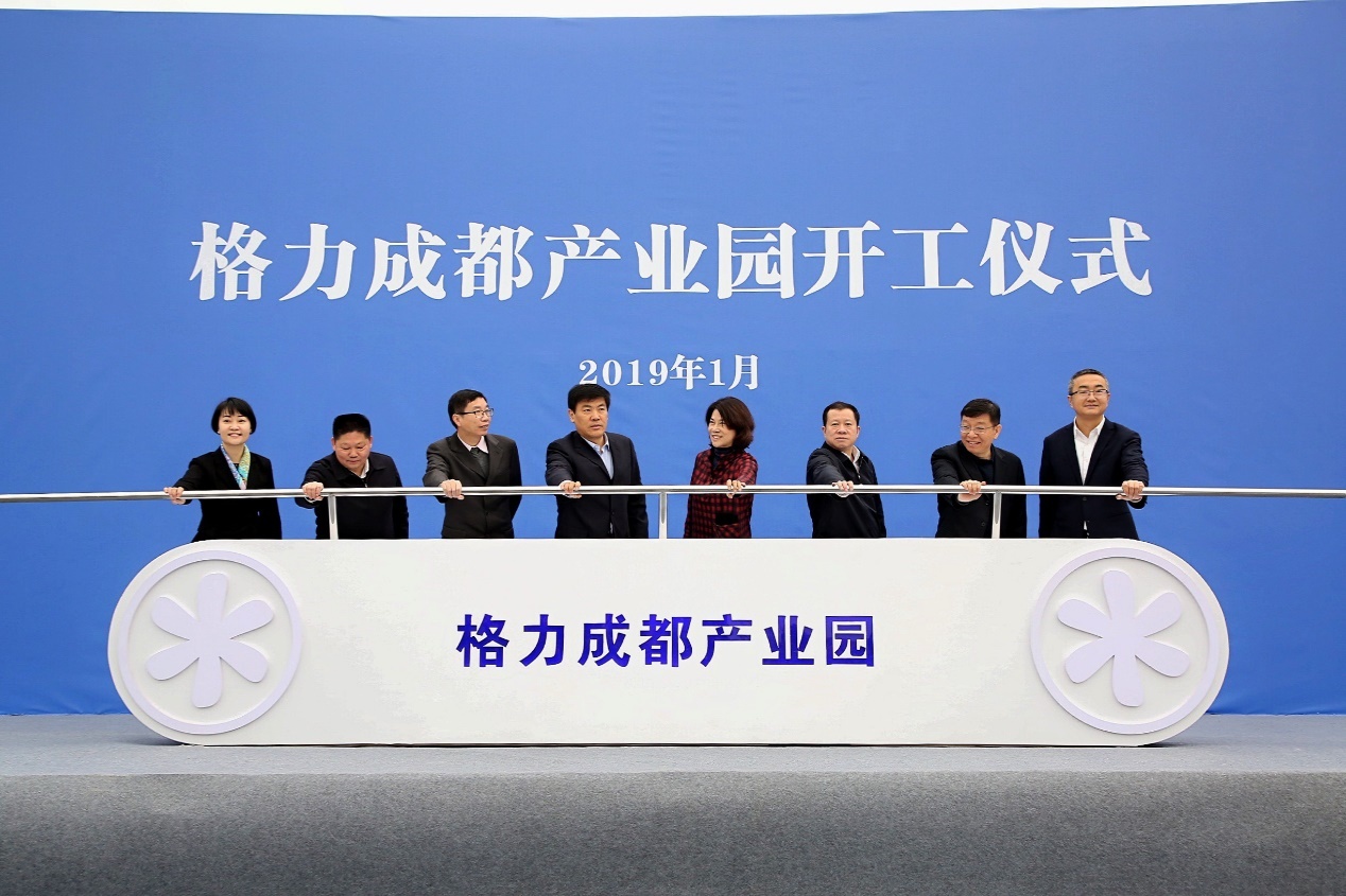 （图为领导和嘉宾推杆启动开工仪式）