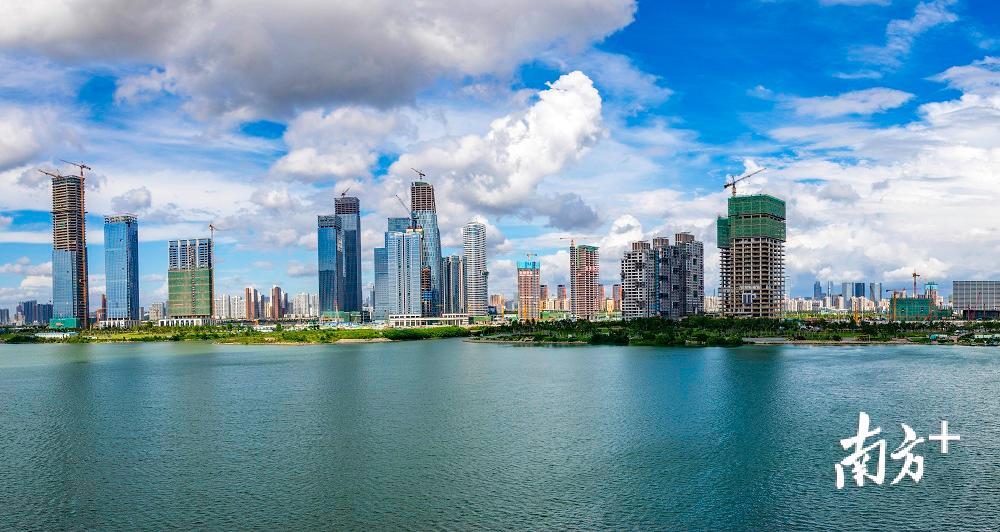 前海湾区正在建设的高楼林立。鲁力 摄