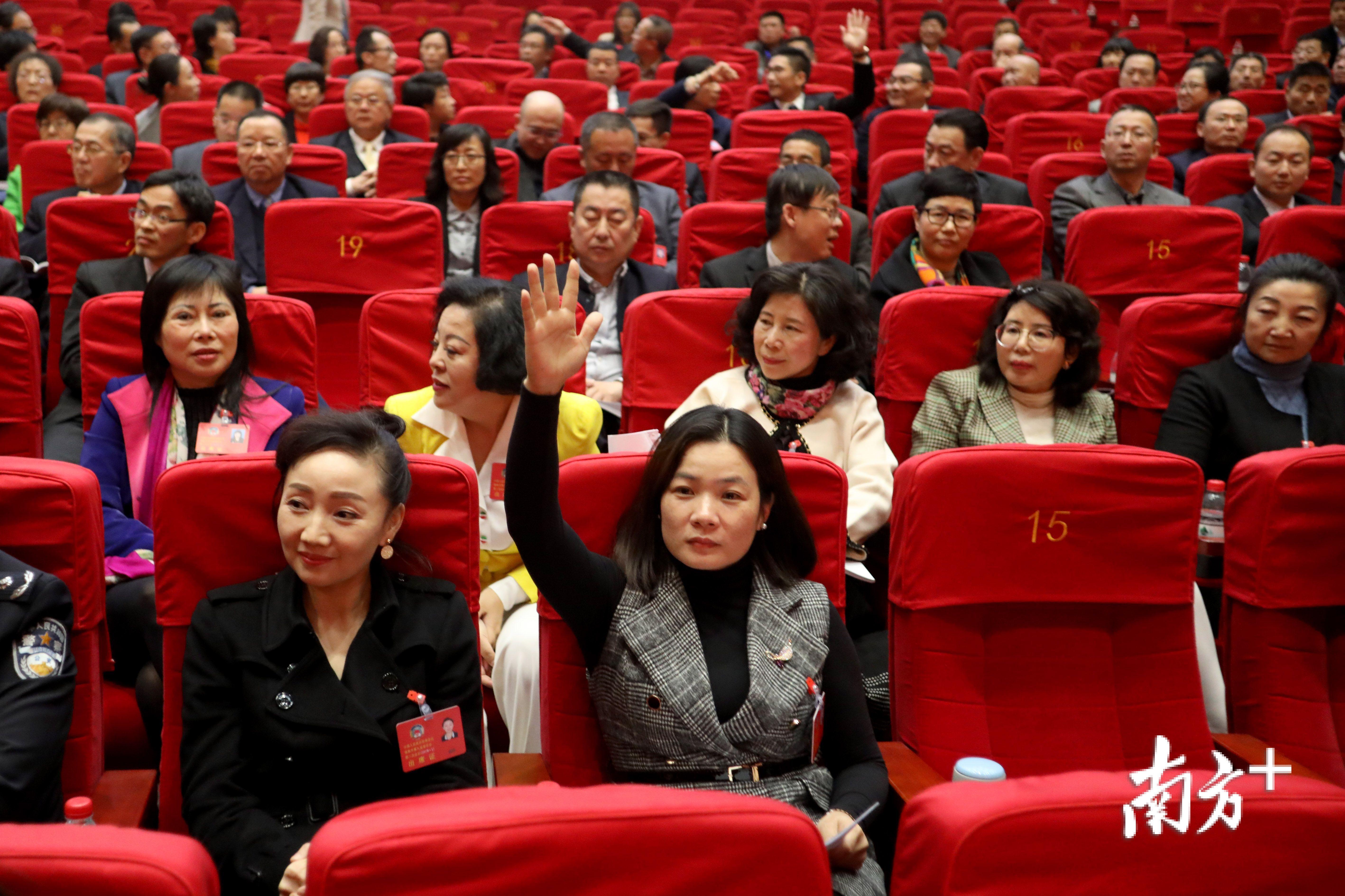 图集|女性风采点"靓"珠海两会