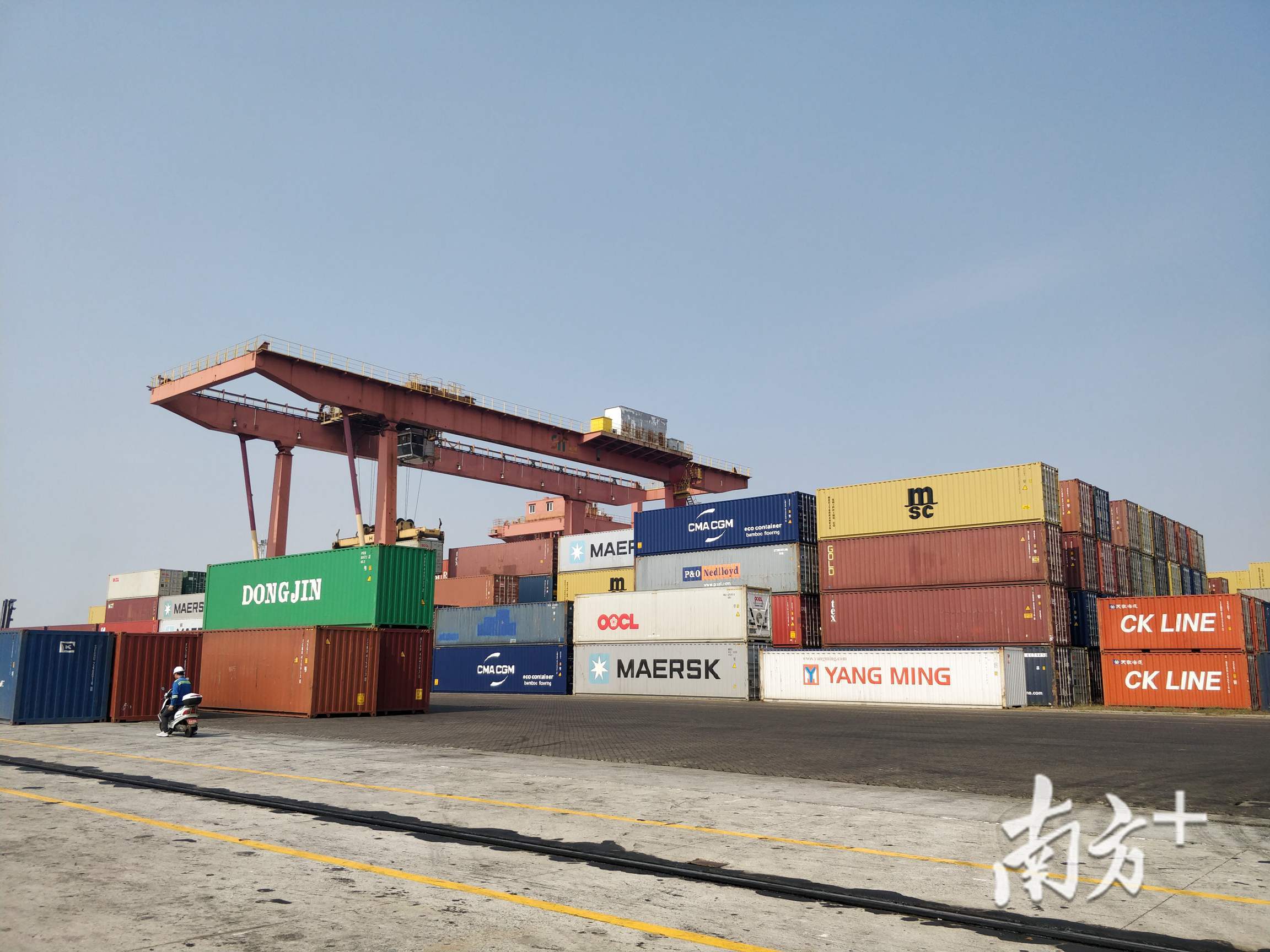 等待运输的集装箱.