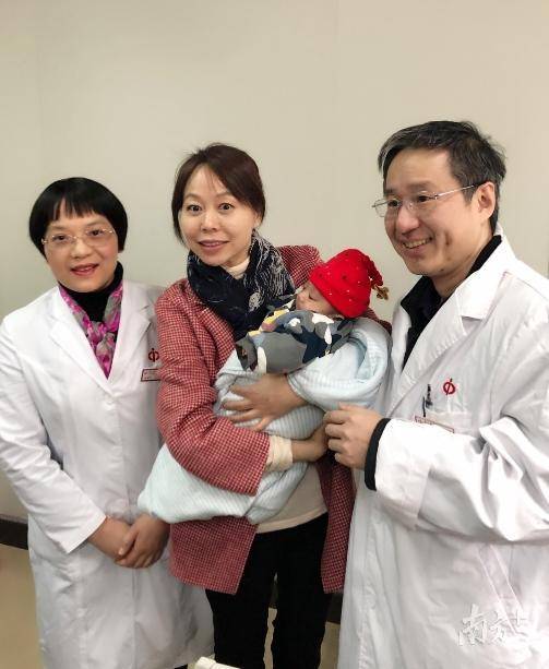 1月24日,三位“救命恩人”抱着肥肥合影,左起分别是黄越芳教授、冯霞教授、吴钟凯教授。 1月24日,三位“救命恩人”抱着肥肥合影,左起分别是黄越芳教授、冯霞教授、吴钟凯教授。