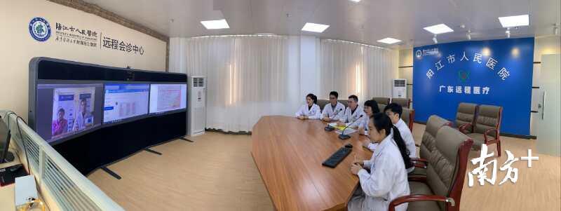 阳江市人民医院推进“互联网+医疗”服务，实现“省—市—区—镇—村”五级远程诊疗互联互通。图为该院专家团队与当地社区卫生服务中心医生进行远程会诊。