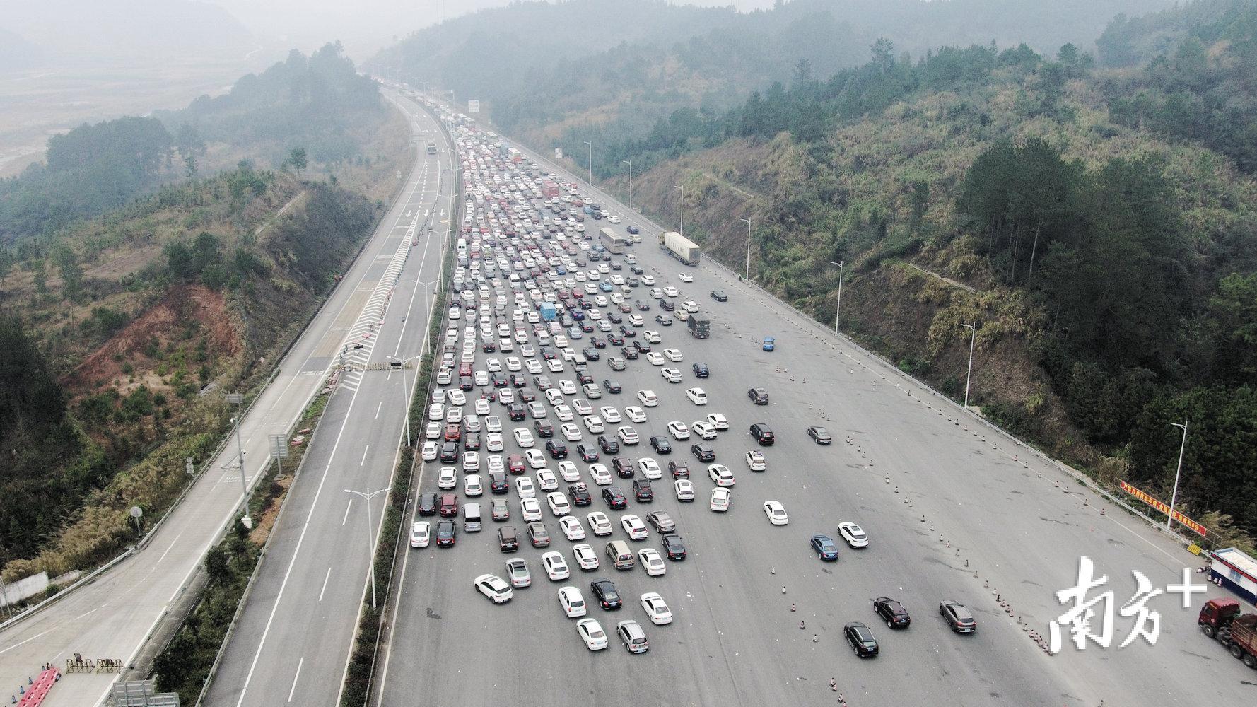 清远交警提醒二广高速清远段拥堵请这样绕行