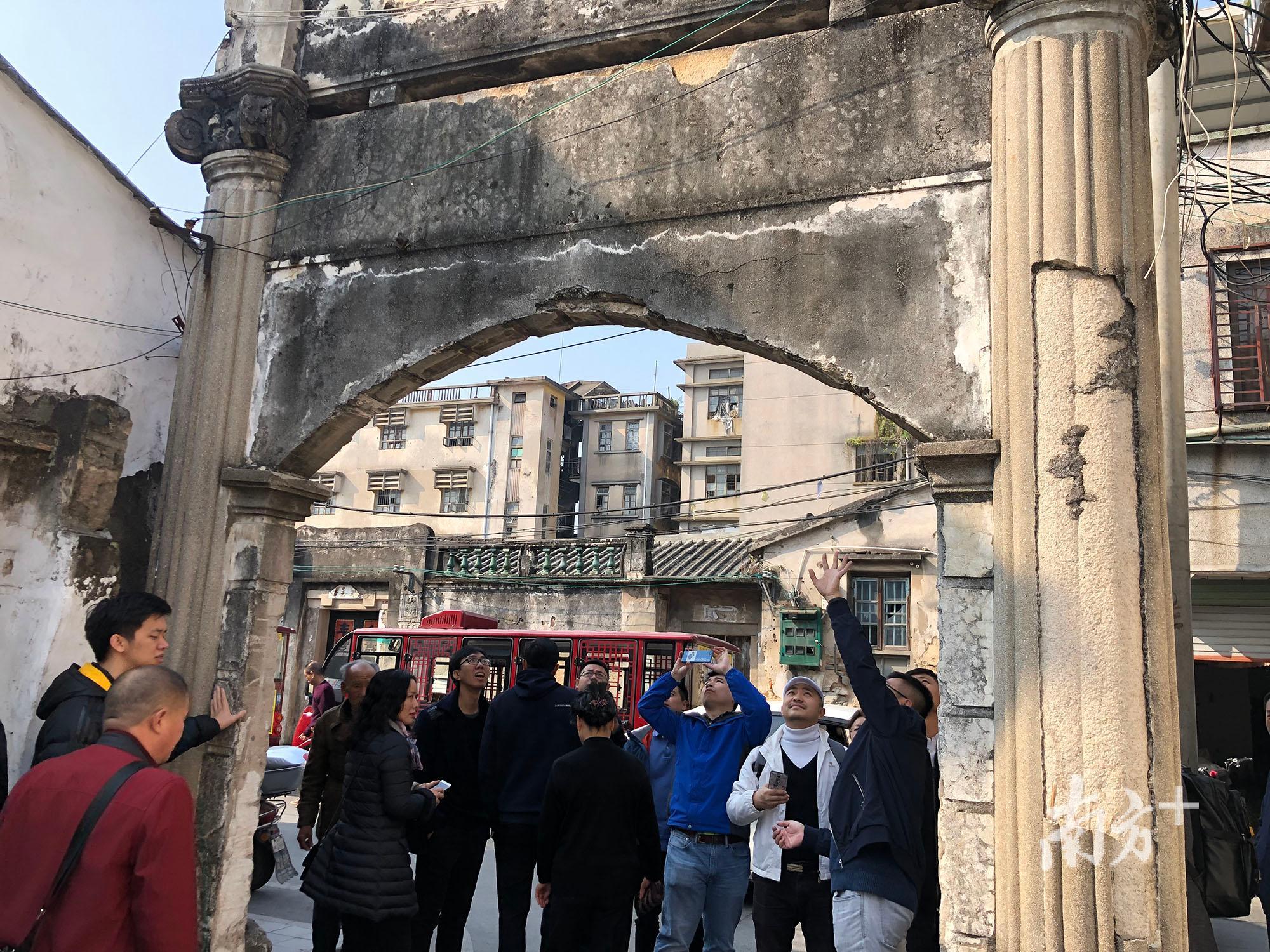 图为设计师们在潮州古城走访。