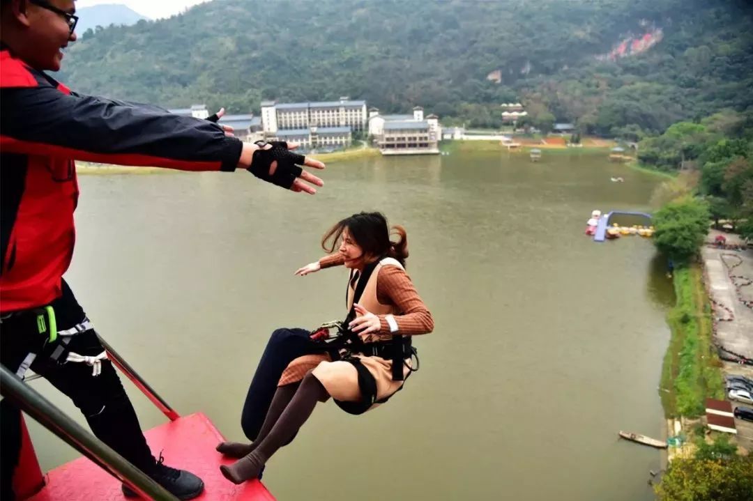 驚險刺激清遠這個地方首創跳湖蹦極你要來嗎