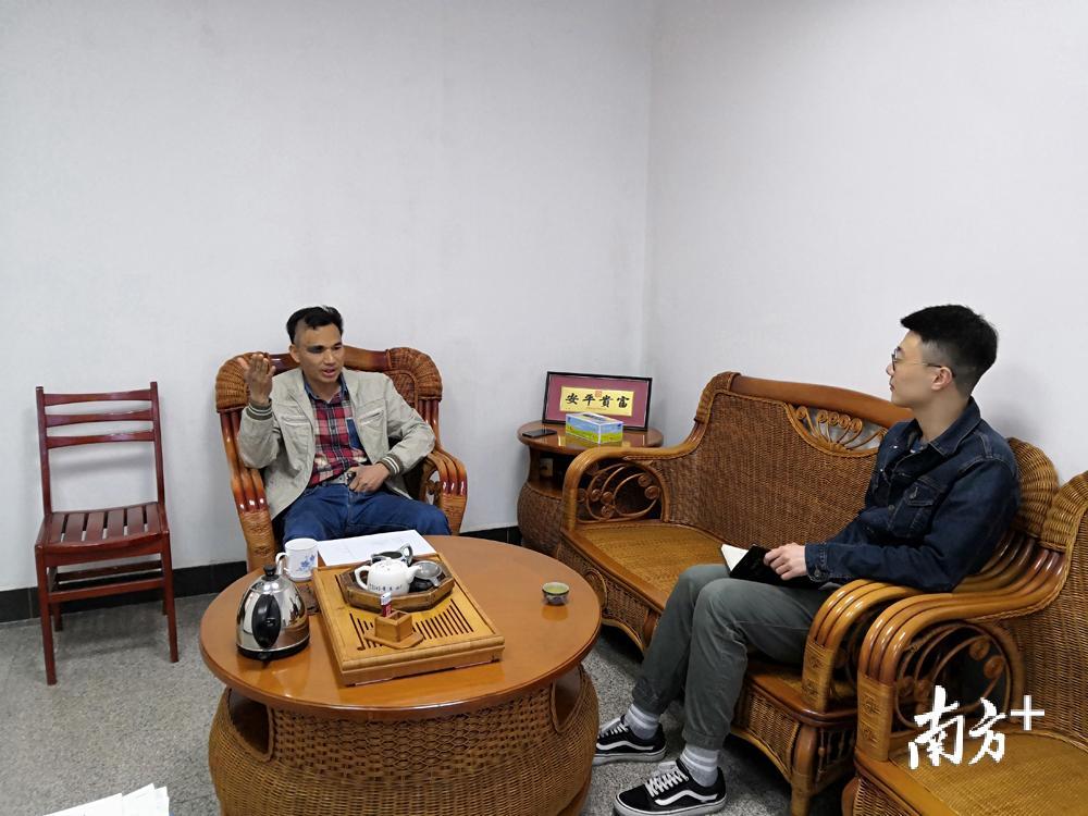李振伟接受南方报业全媒体记者采访。 李振伟接受南方报业全媒体记者采访。