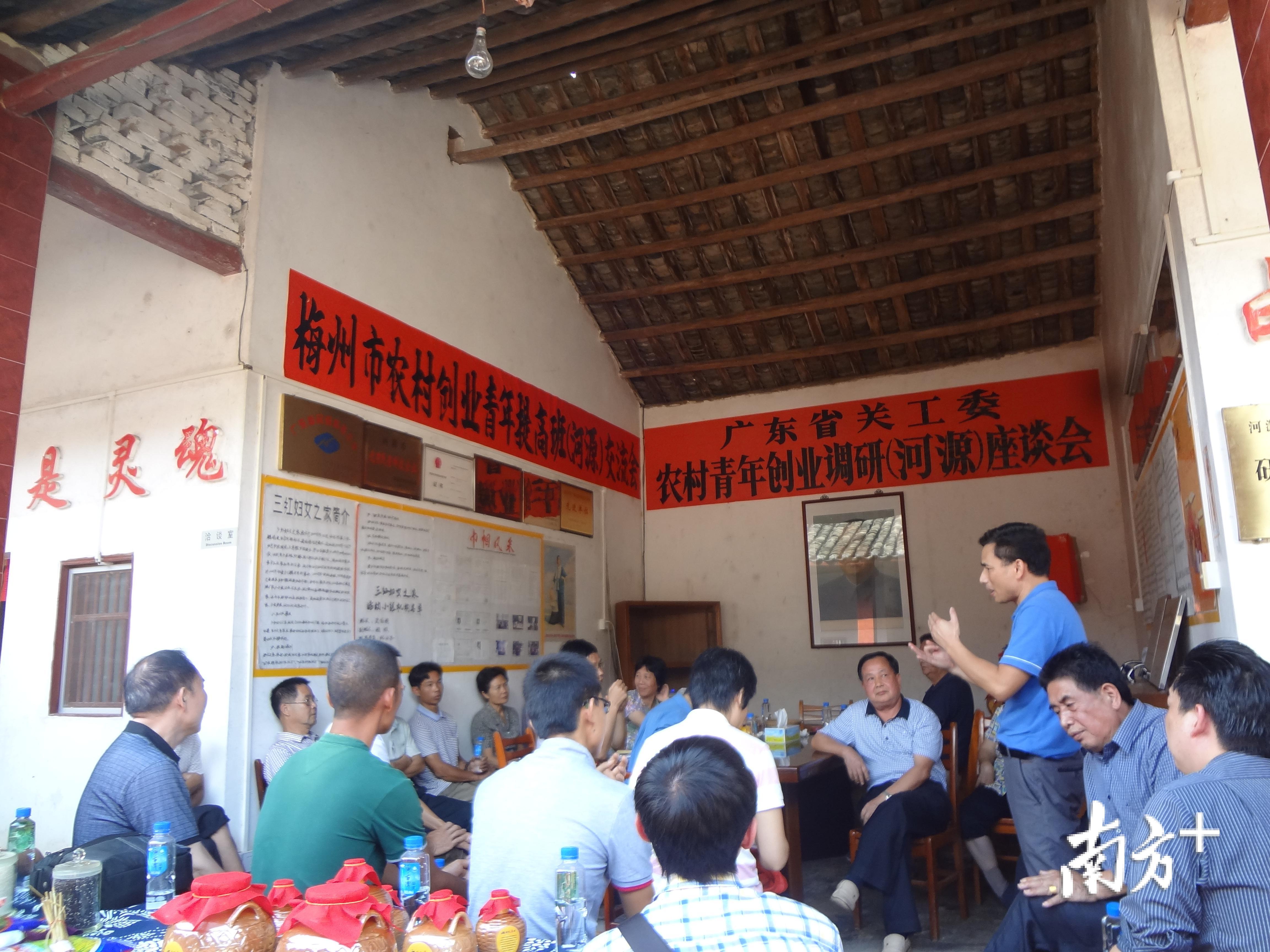 李振伟(右三)与梅州农村创业青年分享创业经验。 李振伟(右三)与梅州农村创业青年分享创业经验。