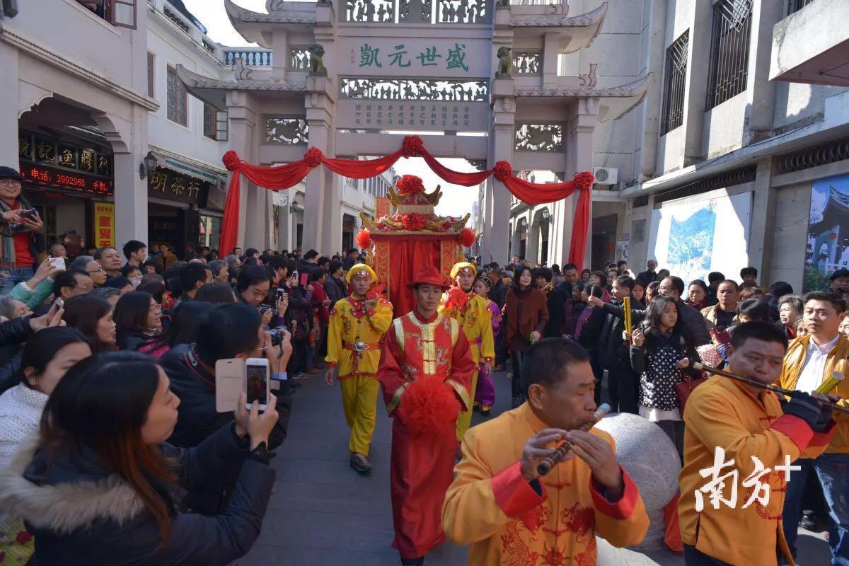 潮州古城吸引越来越多的游客。 苏仕日 摄