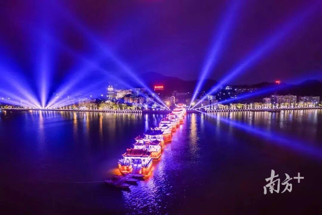 图为潮州一江两岸灯光秀。  温亿中 摄 