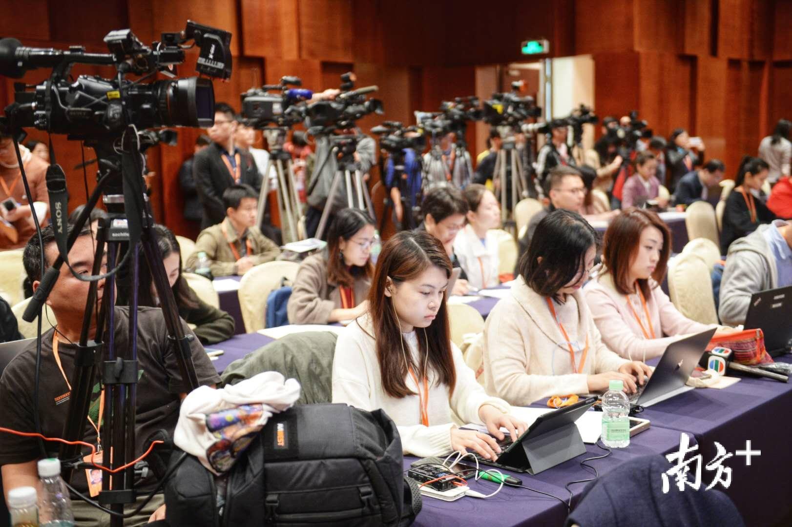 广东省人大首场记者会现场,南方日报,南方 记者提问