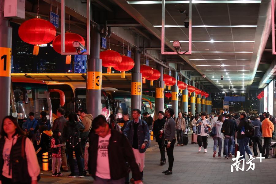 节前深圳湾口岸迎来大批出入境旅客。郑增浩/摄 节前深圳湾口岸迎来大批出入境旅客。郑增浩/摄