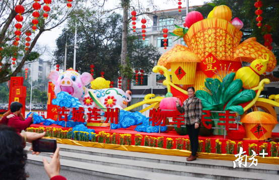 靓丽的“古城连州·物阜民丰”迎春灯饰。全媒体记者 黄津 摄 靓丽的“古城连州·物阜民丰”迎春灯饰。全媒体记者 黄津 摄