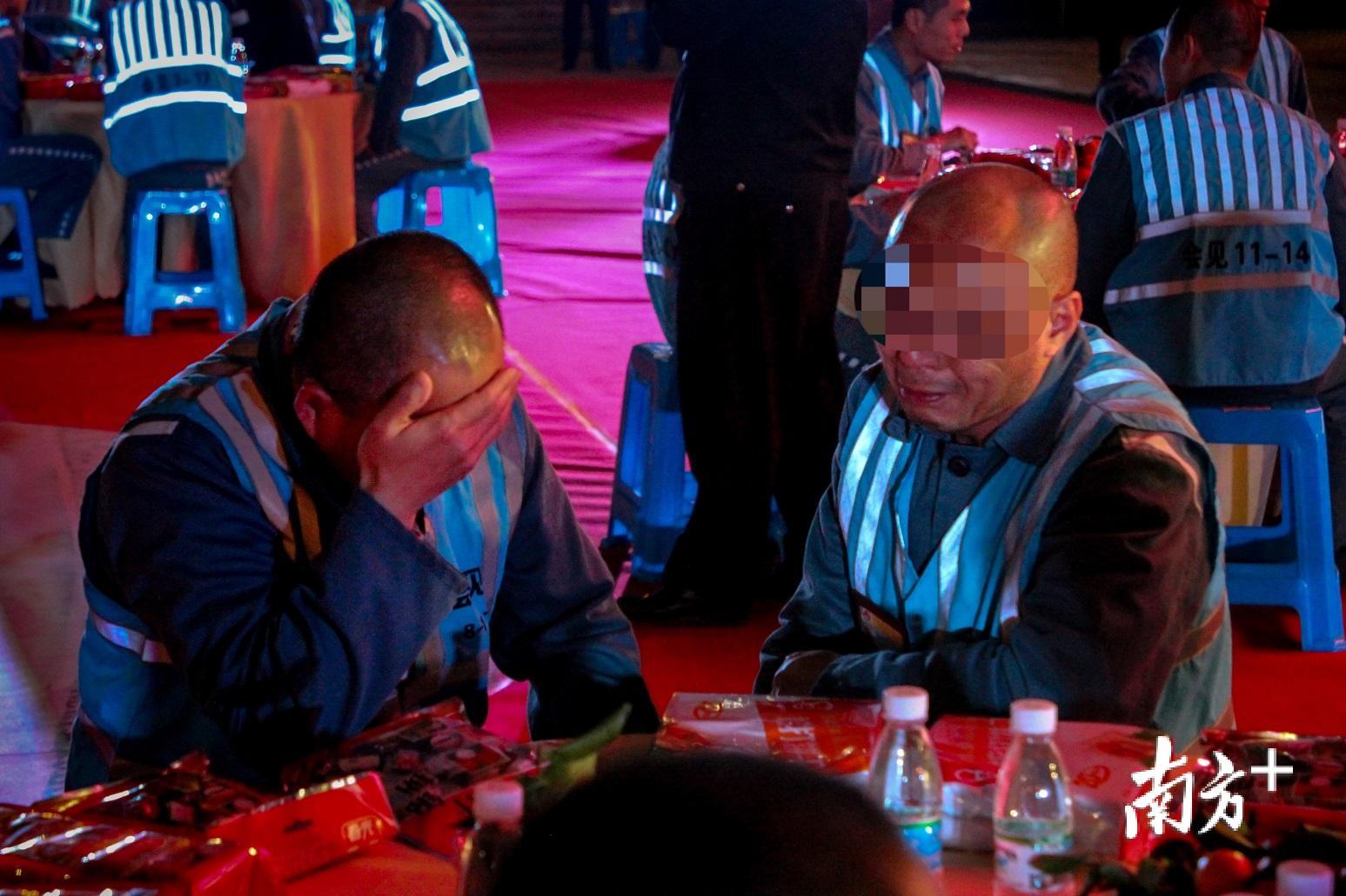 兄弟相见为父亲洗脚梅州监狱这顿高墙内的团圆饭暖心了