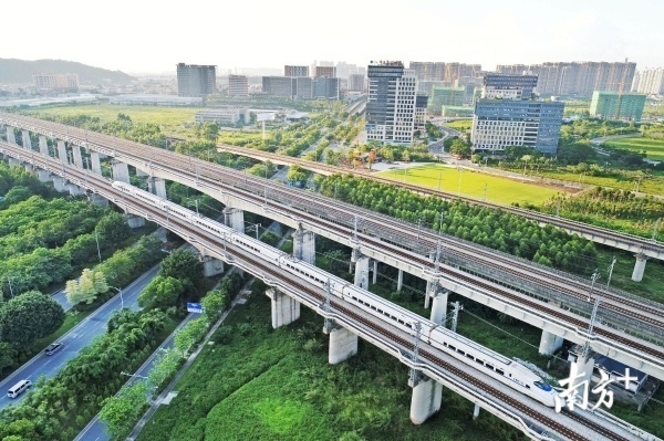 沿着轨道线路，三龙湾将建设科技研发与金融等五大重点科技平台。图为区域内的南海三山片区。南方日报记者 戴嘉信 摄