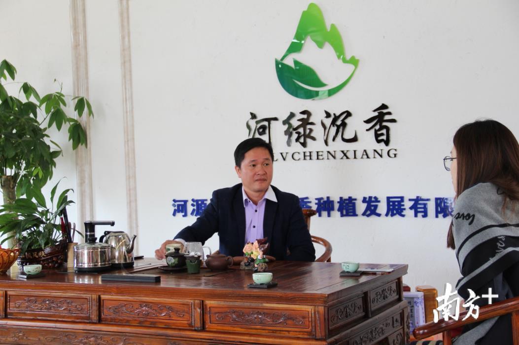 邱华龙接受南方报业全媒体记者采访。 邱华龙接受南方报业全媒体记者采访。